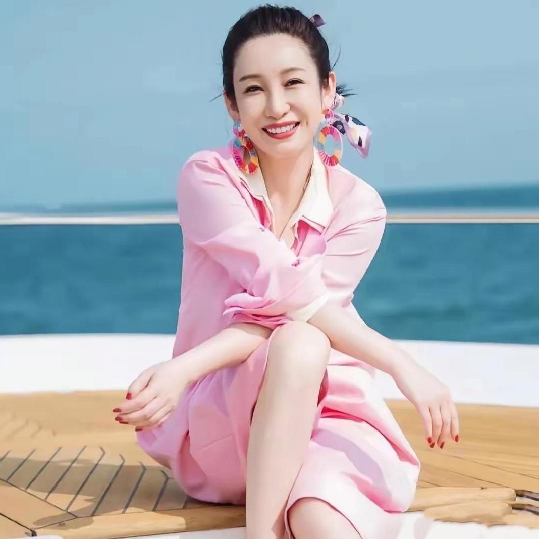 太羡慕秦海璐的婚姻了！和王新军相守12年，藏满细碎的温柔偏爱。
 
只要丈夫在家