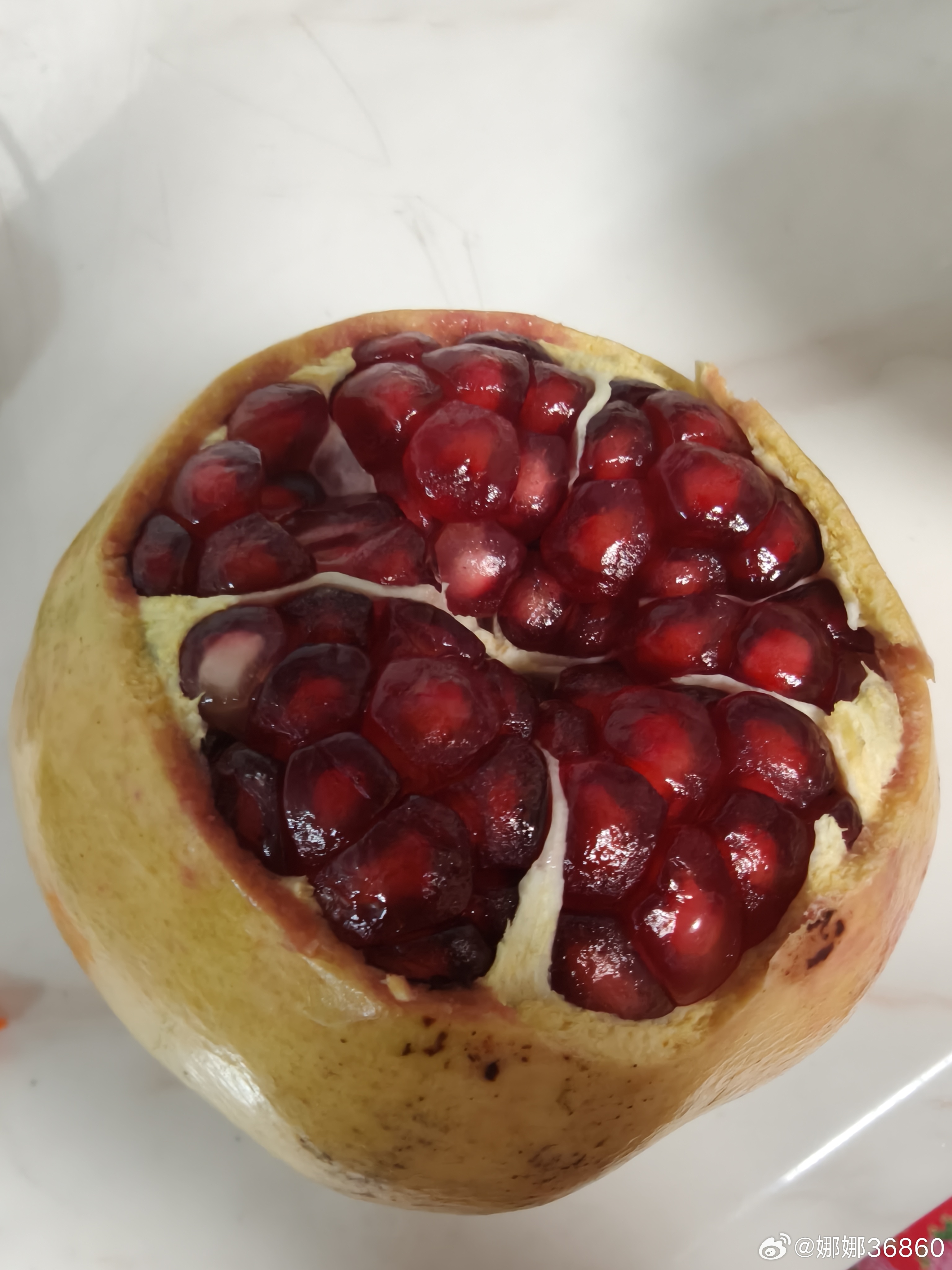 小时候傻乎乎的吃石榴一点一点抠皮，一粒一粒扣果粒，后来长大了在网上买成箱的石榴才