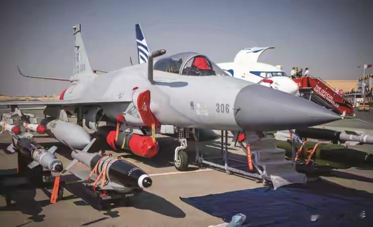 巴基斯坦最近干了件大事！直接越境空袭了阿富汗！为啥这么狠？说到底，巴基斯坦军方是