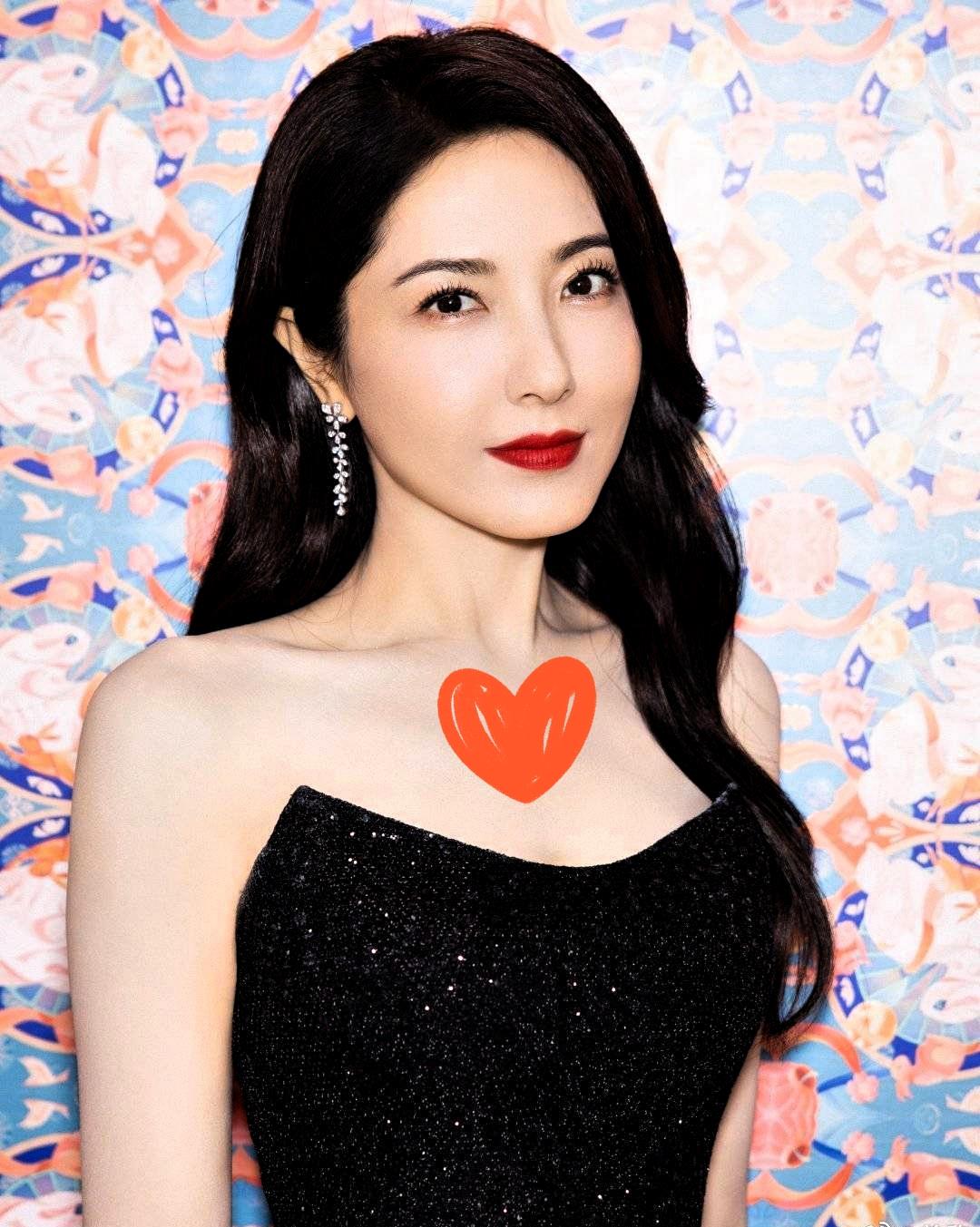 曾黎，49岁了，
该做的一样没做，没有结婚，没有生娃，没有当妈，恋爱目前也没有.