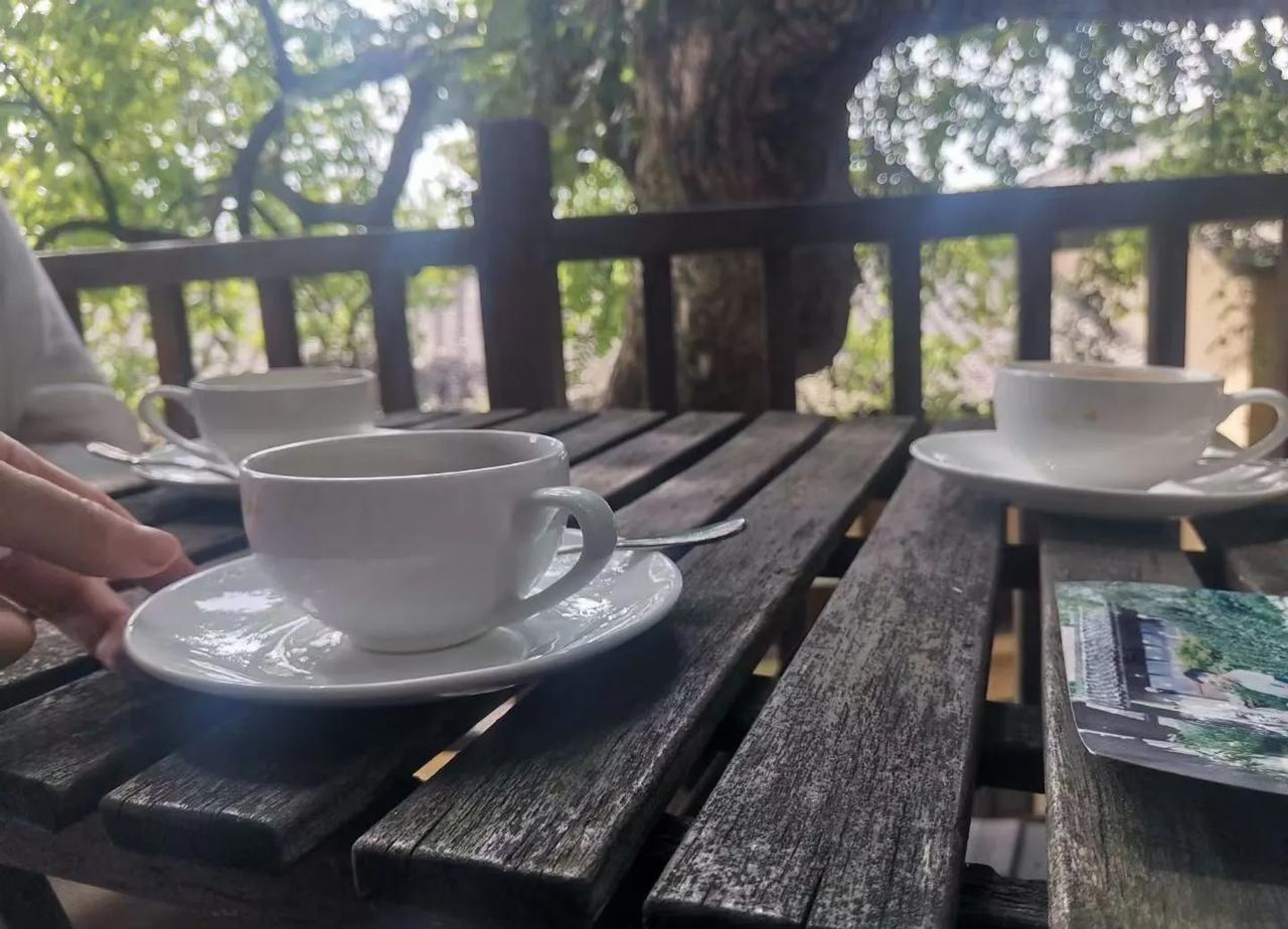 周星驰的内心是很孤独的，无论早期作品还是后面作品，特别晚年的他，眼神里都是深不见