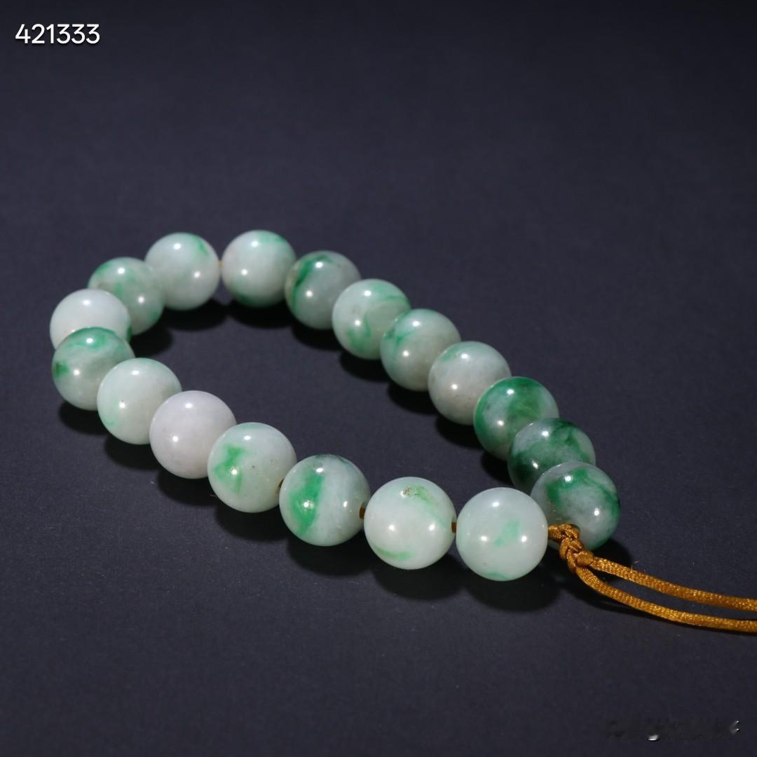 清代 翡翠十八子。
规格：珠径1.3cm