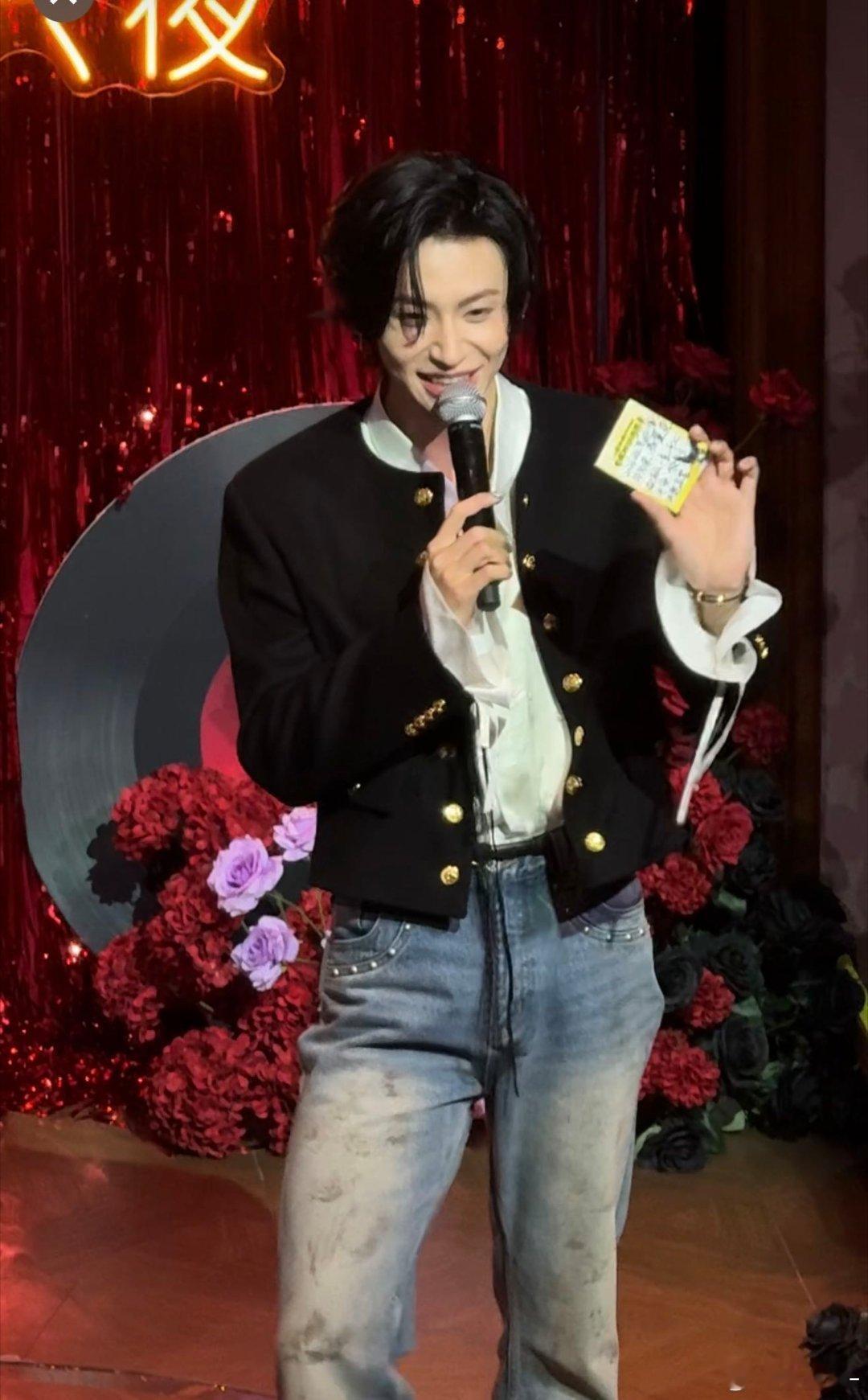 喵娲娲帮小鬼粉丝要到亲签了拿下小鬼亲签还得靠喵娲娲 太暖心啦！喵娲娲真的超懂粉丝
