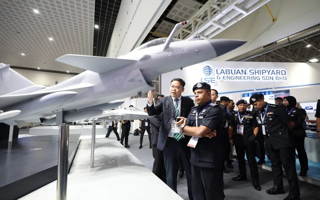 在兰卡威海空展上歼-10CE战斗机模型成为焦点，吸引了参展客商、外军、军事观察家