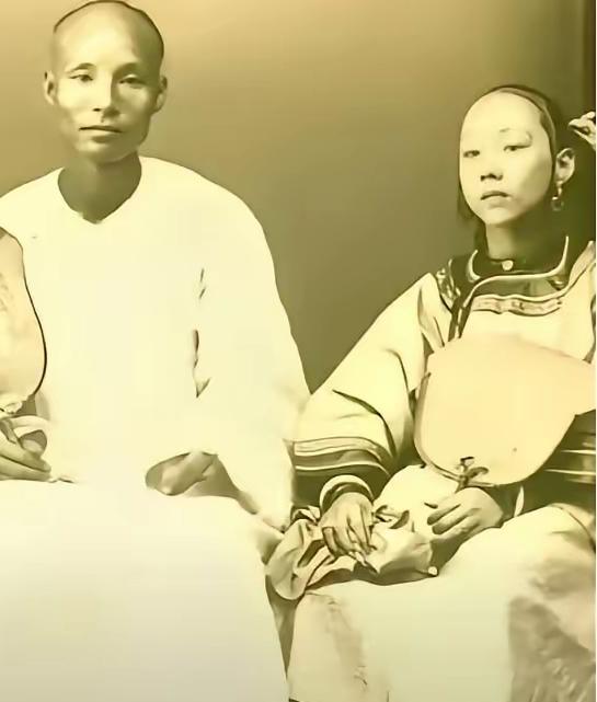 1798年，老地主娶十岁少女，洞房夜藏惊天秘密：不是荒唐是救赎！
 
1798年