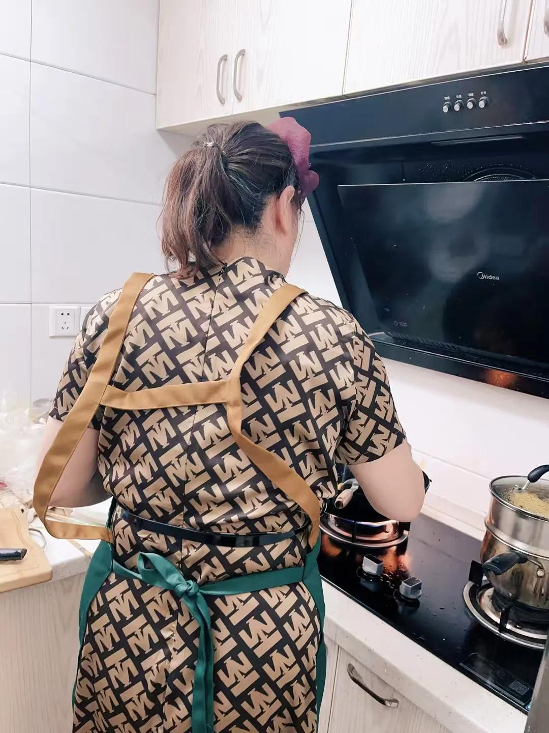 我大姐在做早餐，我想去外面过早多方便，可大姐说家里吃放心，听大姐的。