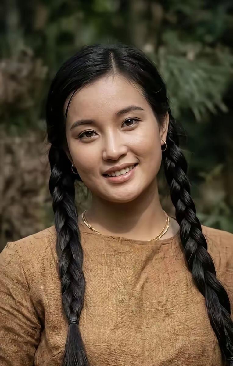 年轻时候的刘晓庆，扎着双麻花辫，褪去明星光环满是原生态的清纯 ​​​