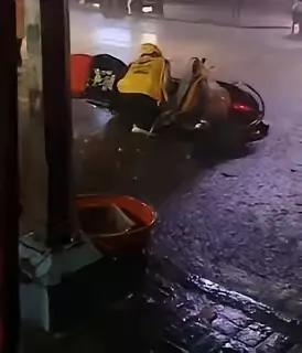破防了！成都，一个29岁的小伙点夜宵，快一个钟头没送到，突然骑手打来电话，带着哭