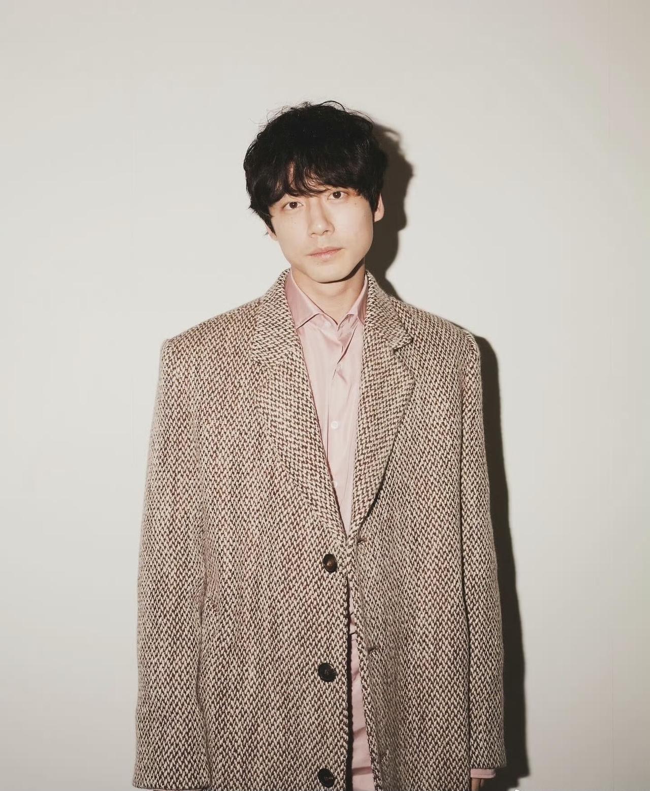 日本演员坂口健太郎宣布结婚，对象是交往多年的圈外女友。
坂口健太郎曾经与女演员高