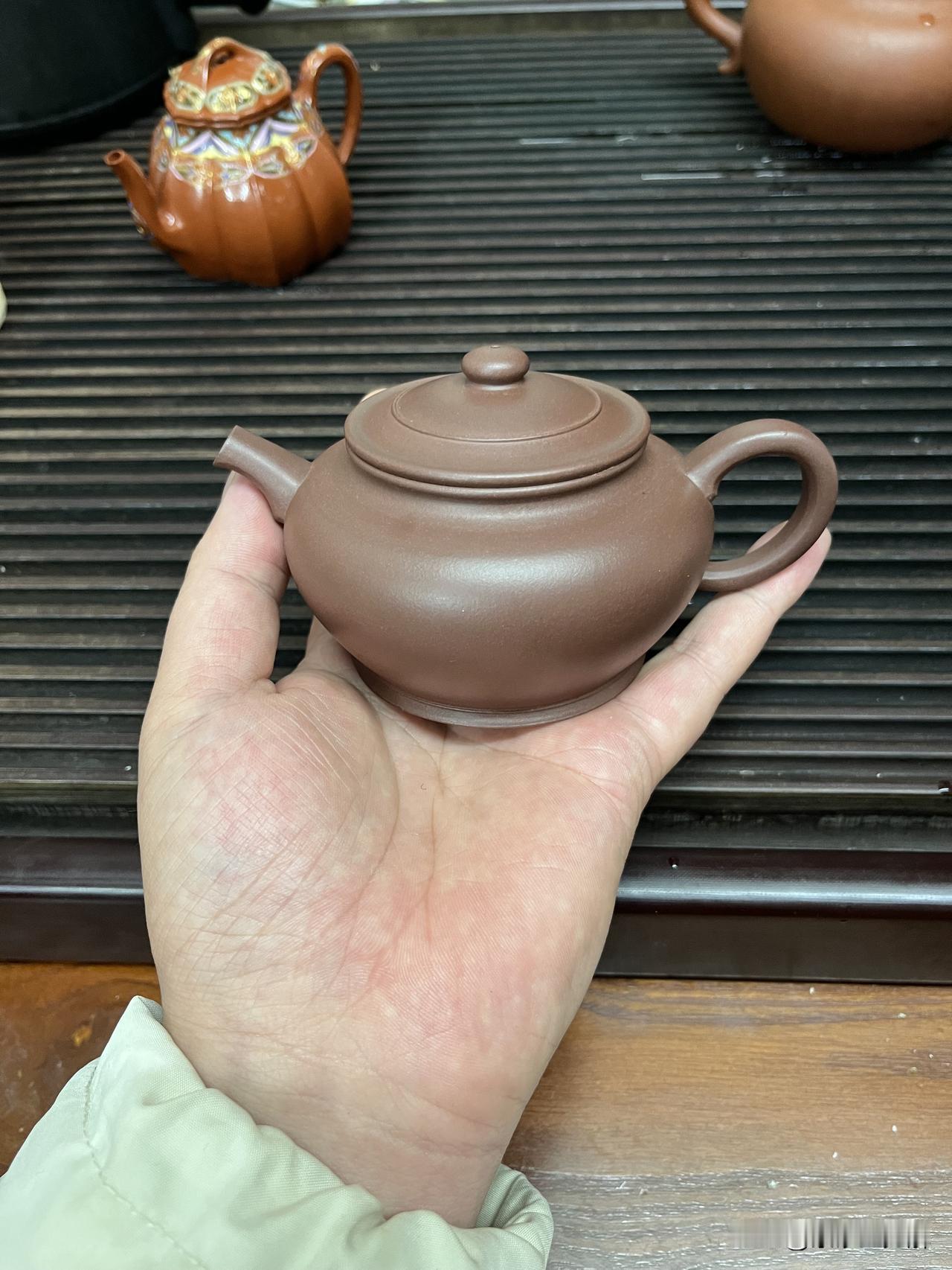 人生第一把紫砂壶，为什么老玩家都劝你选“紫泥”？
在紫砂圈，如果说有一种泥料是“