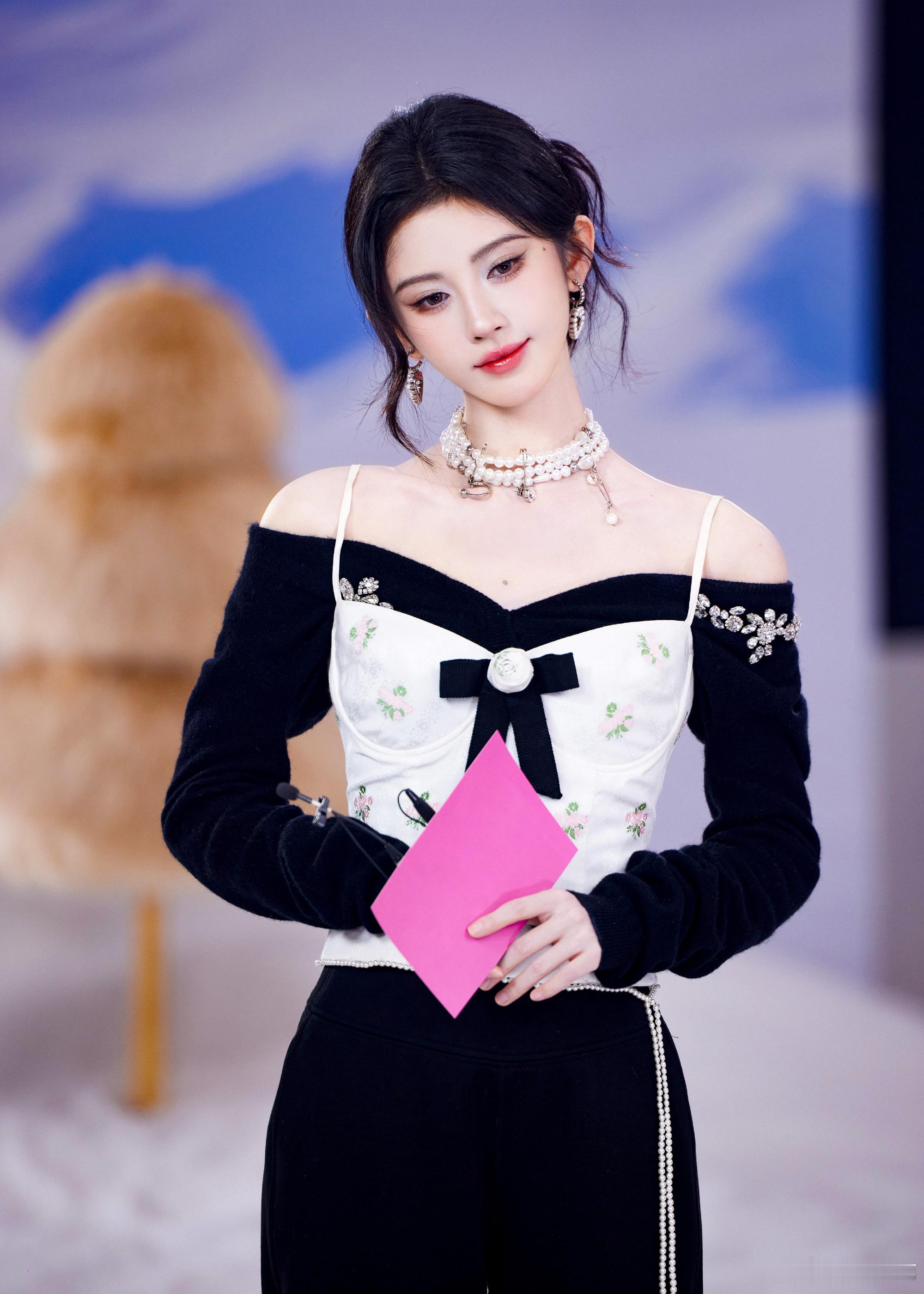 鞠婧祎来战jjy鞠婧祎阿黛jjy鞠婧祎"玫瑰不会枯萎,纸飞机不会掉落,追随你的步