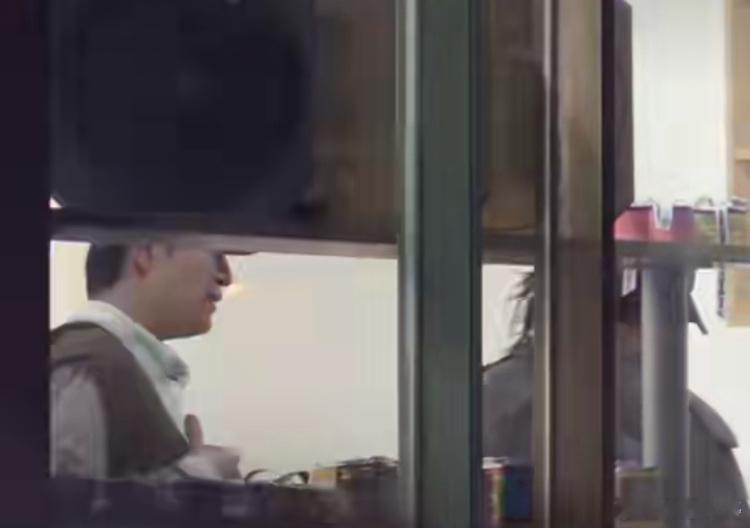 孙千与男生挽手散步 近日，孙千与一清秀男生手挽手散步被拍到。之后孙千工作室说是非