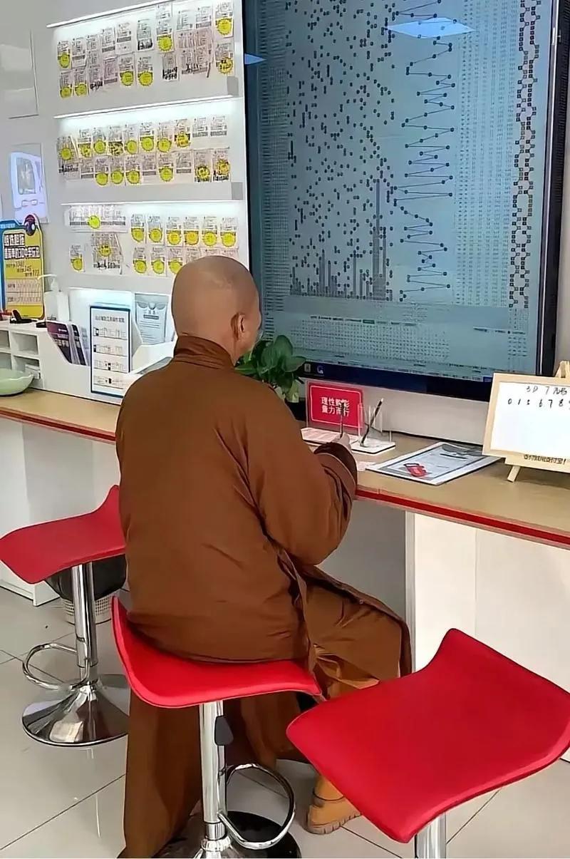 俗人想发财买彩票不奇怪，但是一个出家人买彩票就觉得特别的奇怪了。其应该信仰四大皆