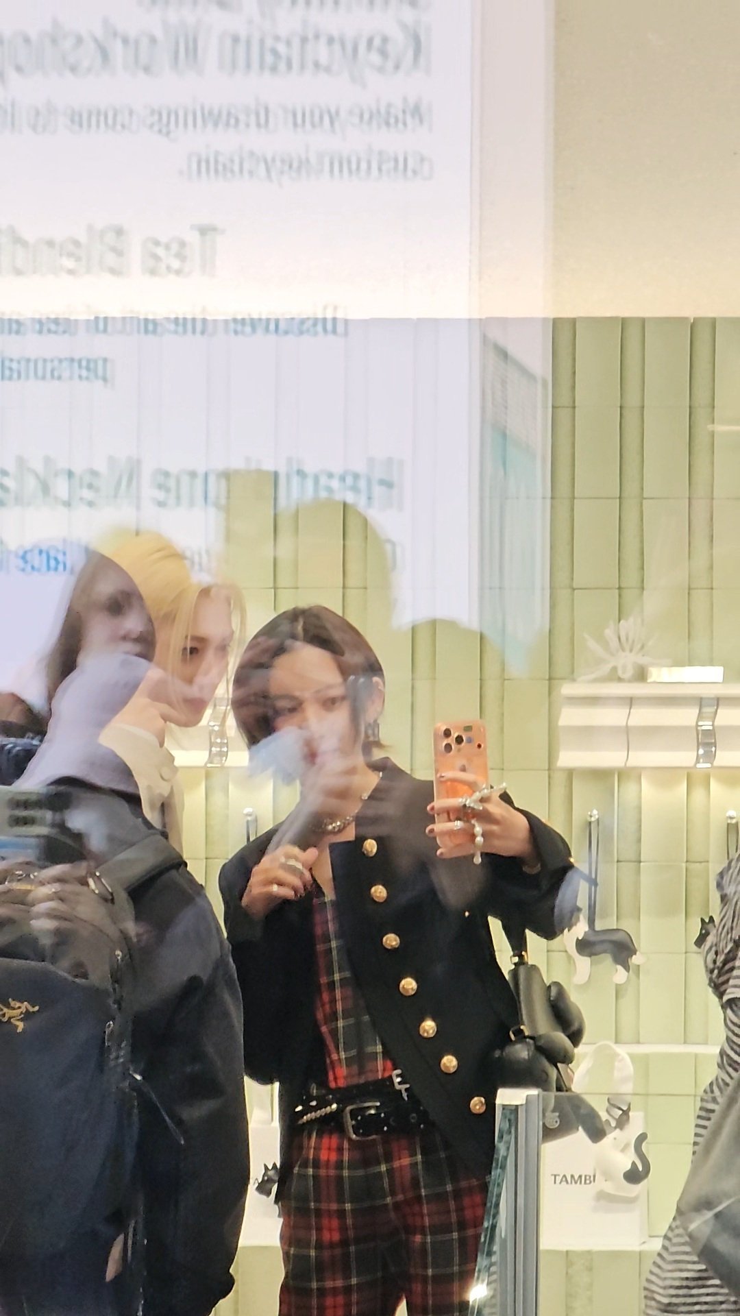 上楼上个🚾出门遇到龙馥在楼上