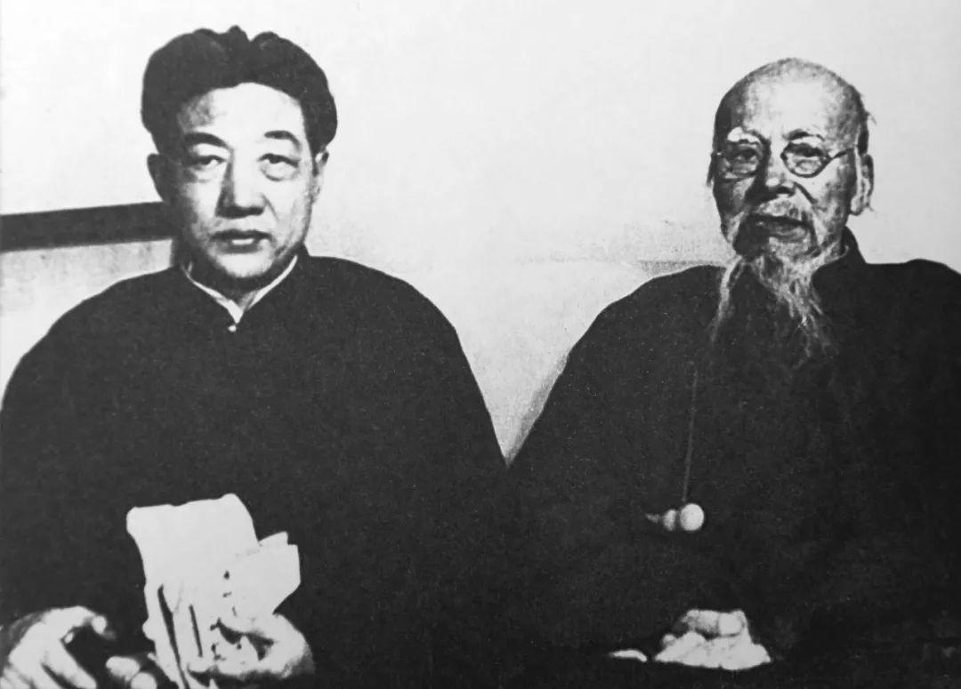 1956年，92岁高龄的齐白石正在家中赏画，突然得知好友徐悲鸿去世的噩耗，他急匆