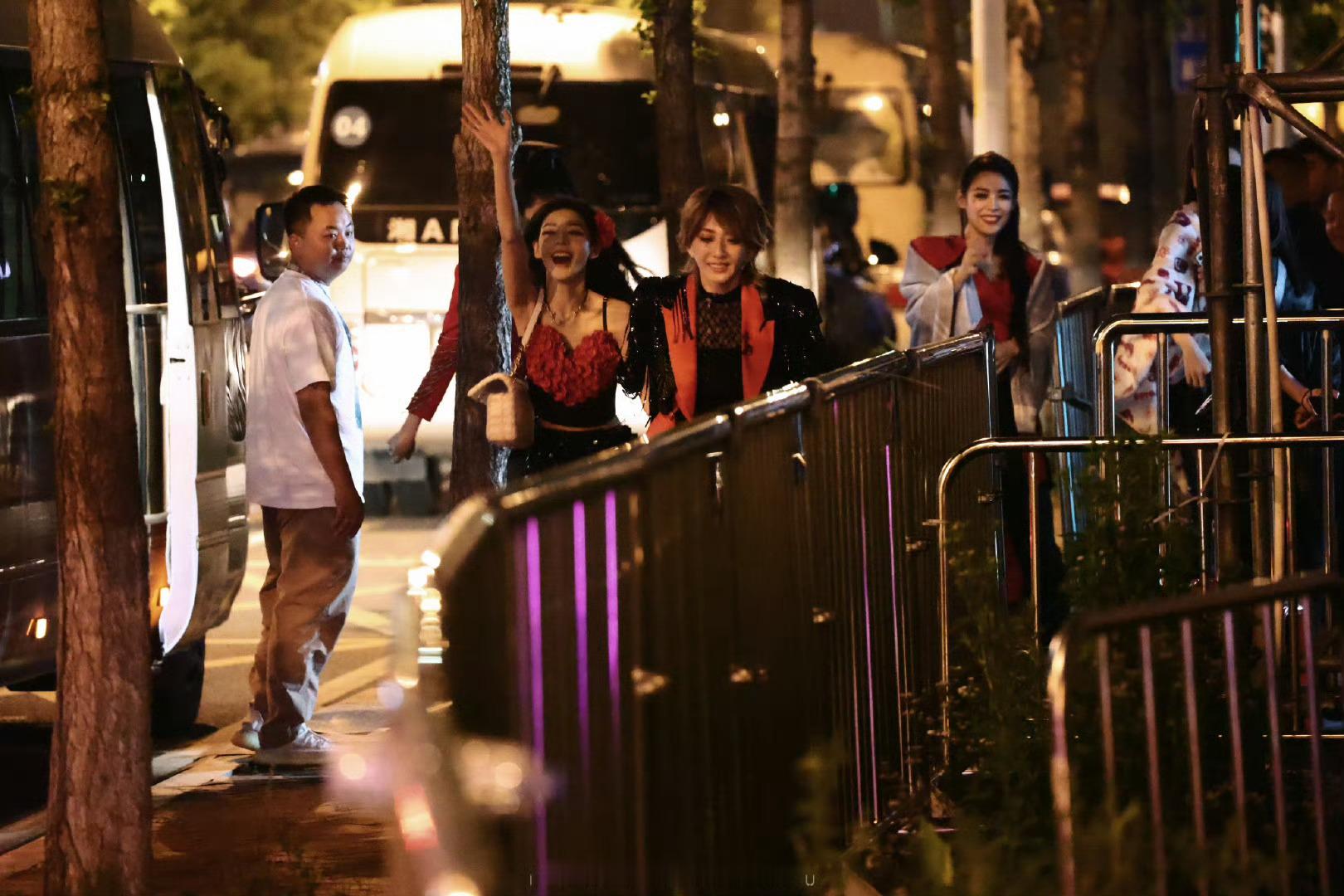 #刘忻张予曦有点浪漫童话了#刘忻张予曦三公路透[送花花]她们好像骑士带着公主👑