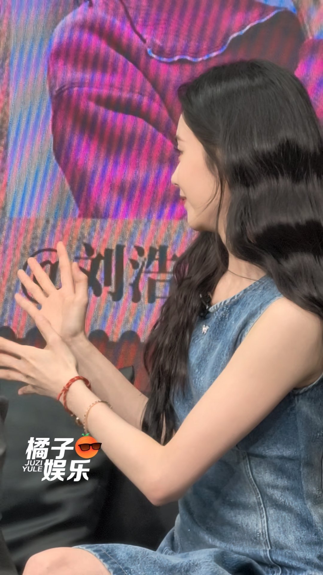 “食堂都有什么好吃的呀～”还有可爱的晃手捧场和鼓掌👏🏻哎哟存儿这个萌！！！?
