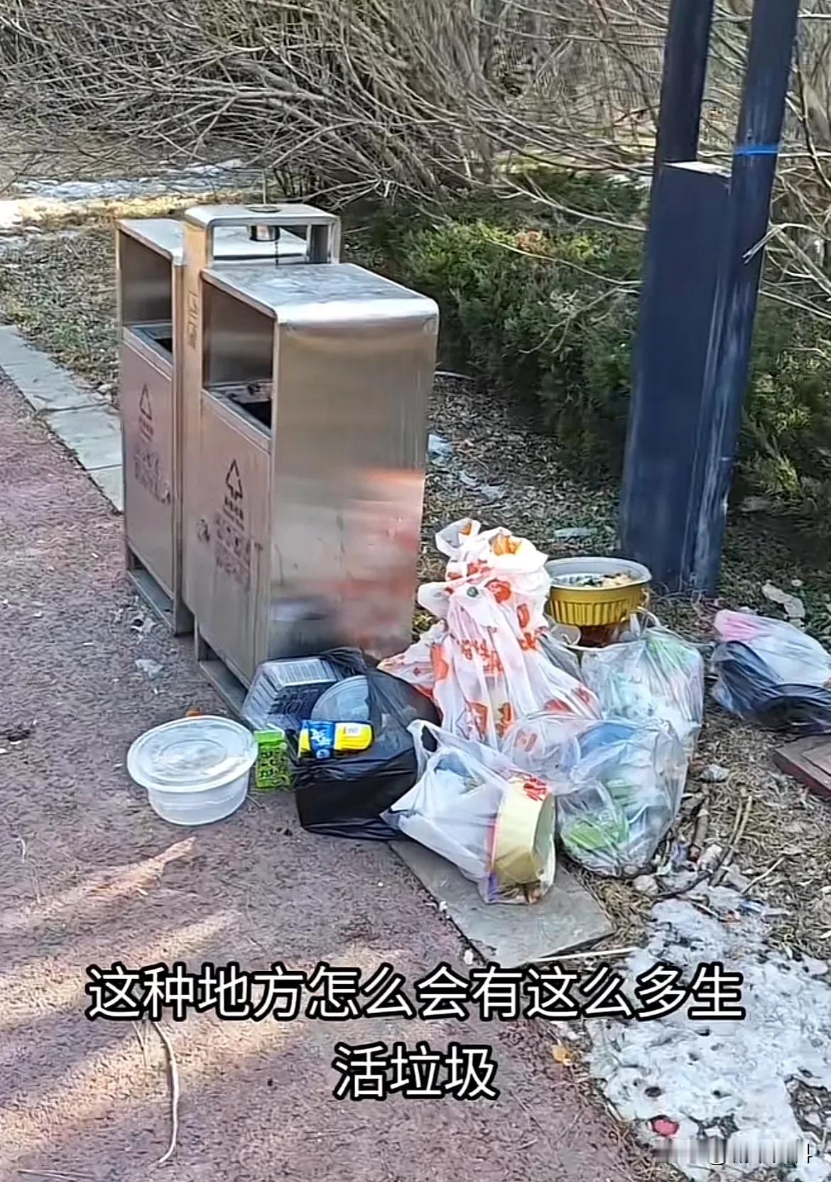 网友在芝罘区幸福海边的公园溜达，发现有很多生活垃圾，里面的空地还被人用隔离带围了