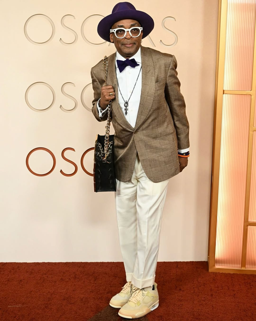 著名导演斯派克·李在今年的奥斯卡颁奖典礼上，脚踩一双 OW x Air Jord