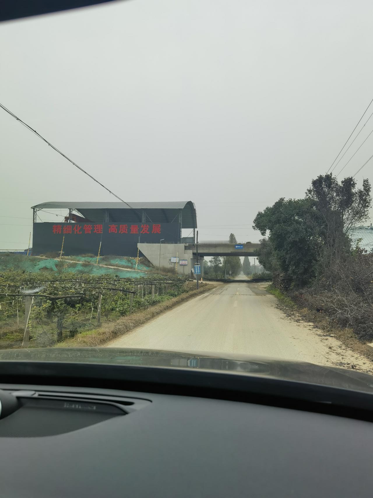 一张照片打卡西安最近路过鄠周眉高速周至西段建设工地，进展确实很慢，不知道什么原因