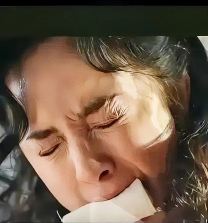 哎呀！杨幂演的太用心了，拍戏顾不上表情，褶子深成这样了，这看着40岁都有了。杨幂