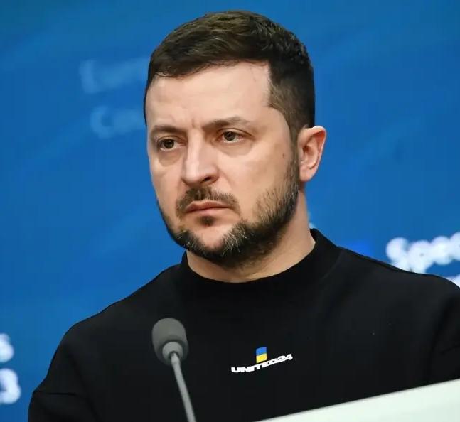 俄罗斯现在是对乌克兰的顿巴斯地区虎视眈眈了，至于现在乌克兰能够加入到北约，连泽连