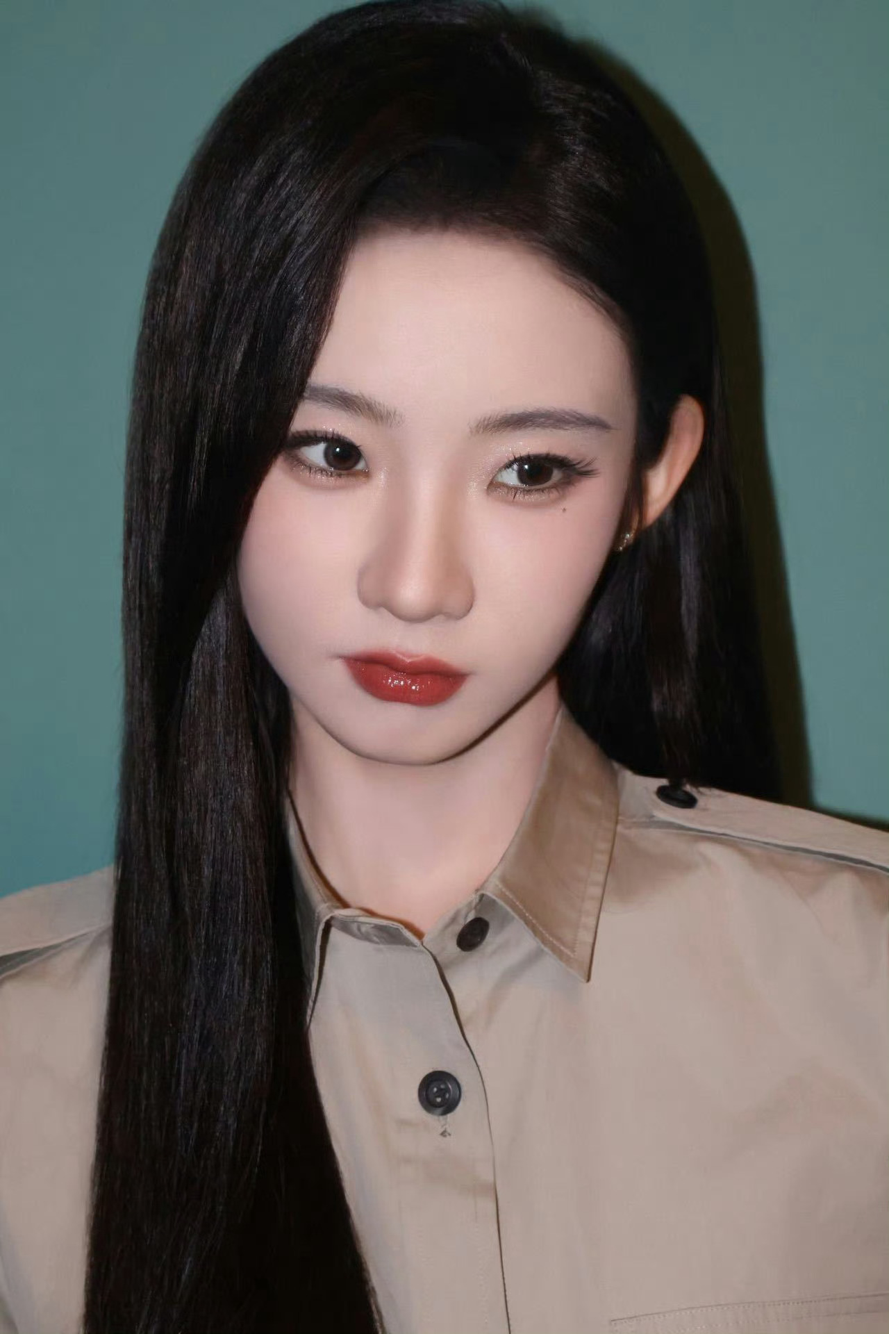 张艺凡请少做自己多做女明星  私下憨憨大大咧咧，一上镜就是绝美女明星，求你多营业