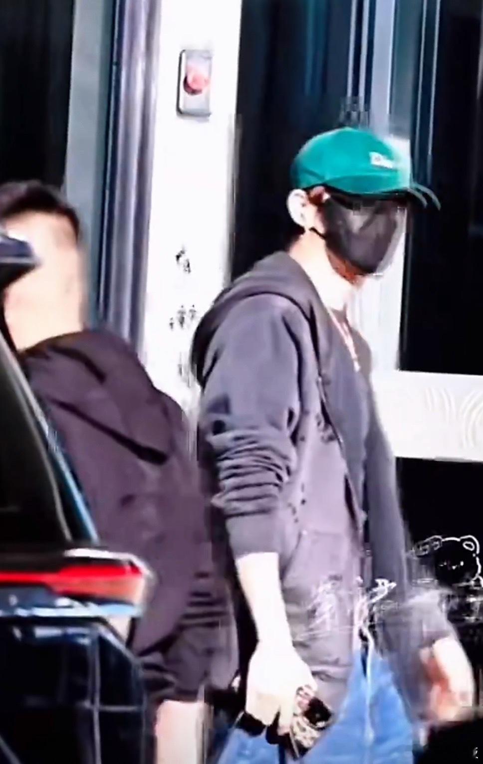 邓为这套变工作服了邓为迪奥南京活动路透邓为这套变工作服了，帅啊， 