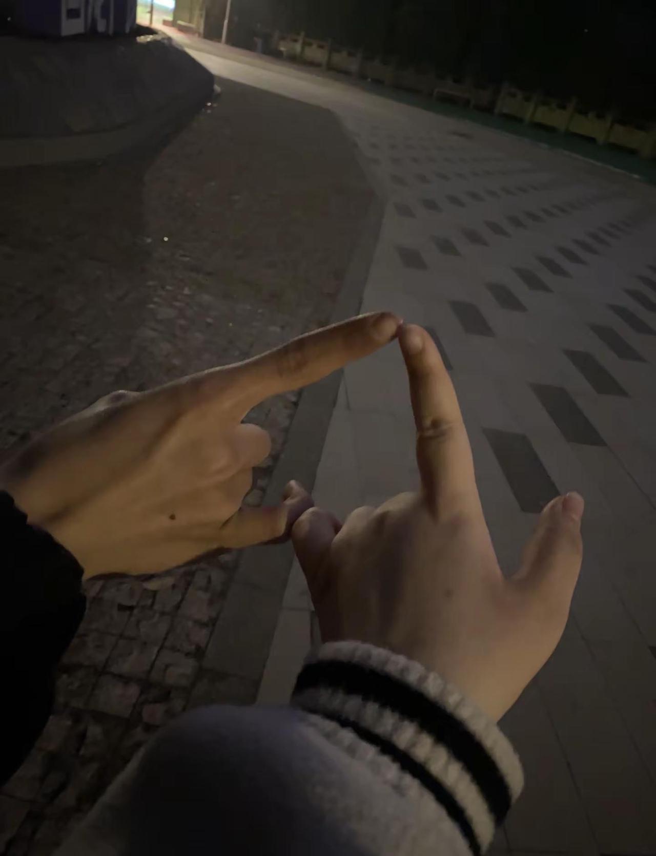 有人吃过蟑螂吗？拿进嘴里的时候它会一直挣扎，后腿会用力踢你的嘴唇，它腿上的倒刺会