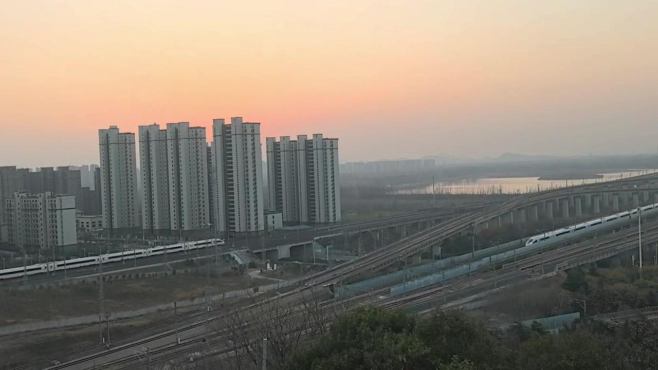 🏙️徐州大湖朝霞下巨龙穿梭～当清晨的霞光染红半边天，徐州大湖的铁轨上，两列高铁