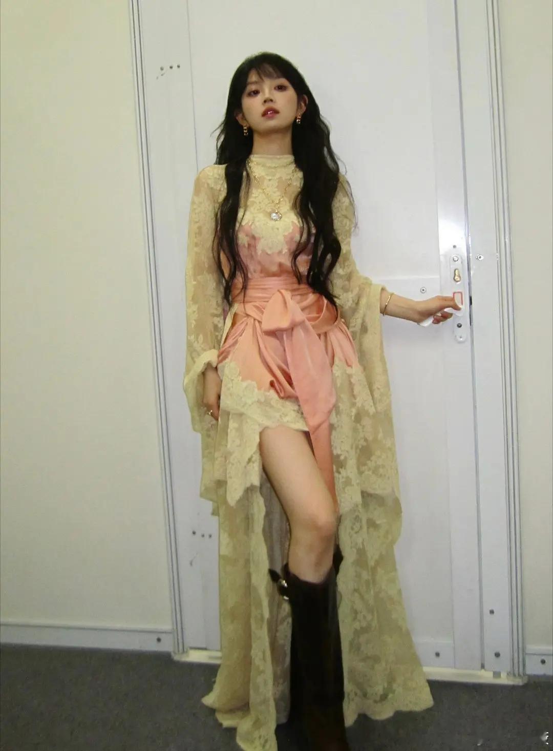 鞠婧祎和田曦薇同一件衣服对比 你们觉得谁更适合穿这件衣服呢 