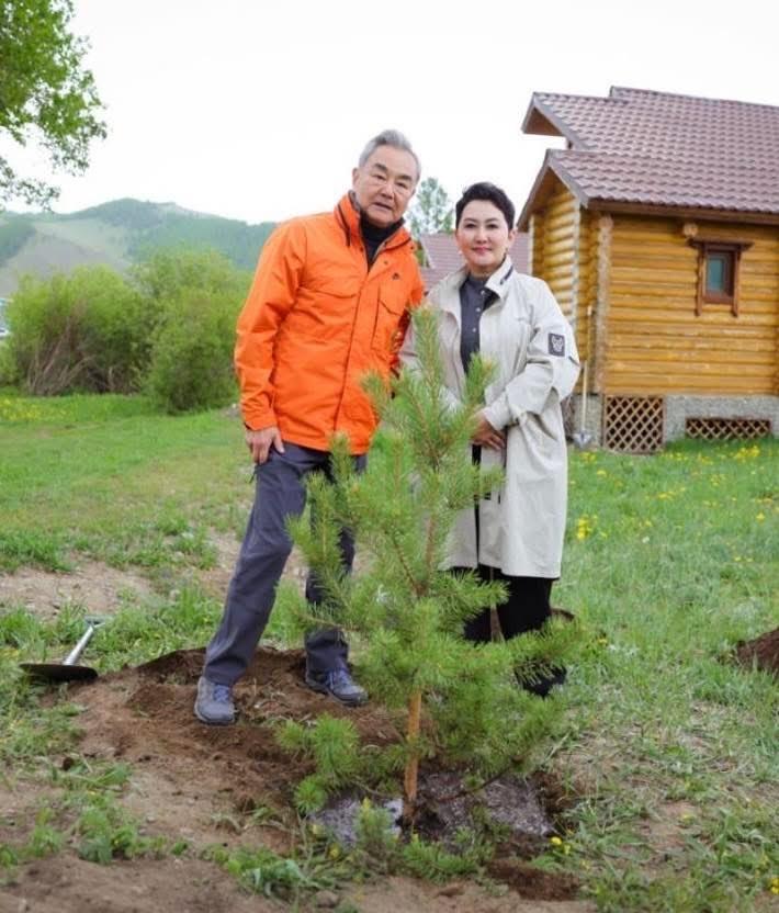 王毅外长访问蒙古国，与蒙古外长巴特蒙赫·巴特策策格的几张合影，引发蒙古民众感叹：