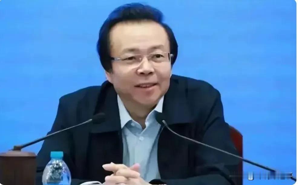同样是贪污，赖小明厉害很多。
很多贪污犯把贪了的钱绞尽脑汁的藏起来，有的藏在鸡窝
