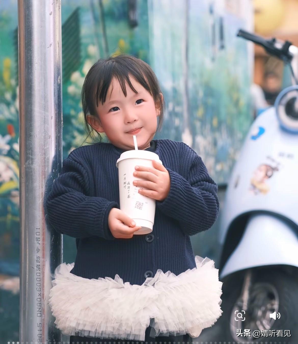 黄闪闪又出来营业啦！
感觉她胖了些许，还带了点村气，是不是晒的缘故呀！
闪闪颜值