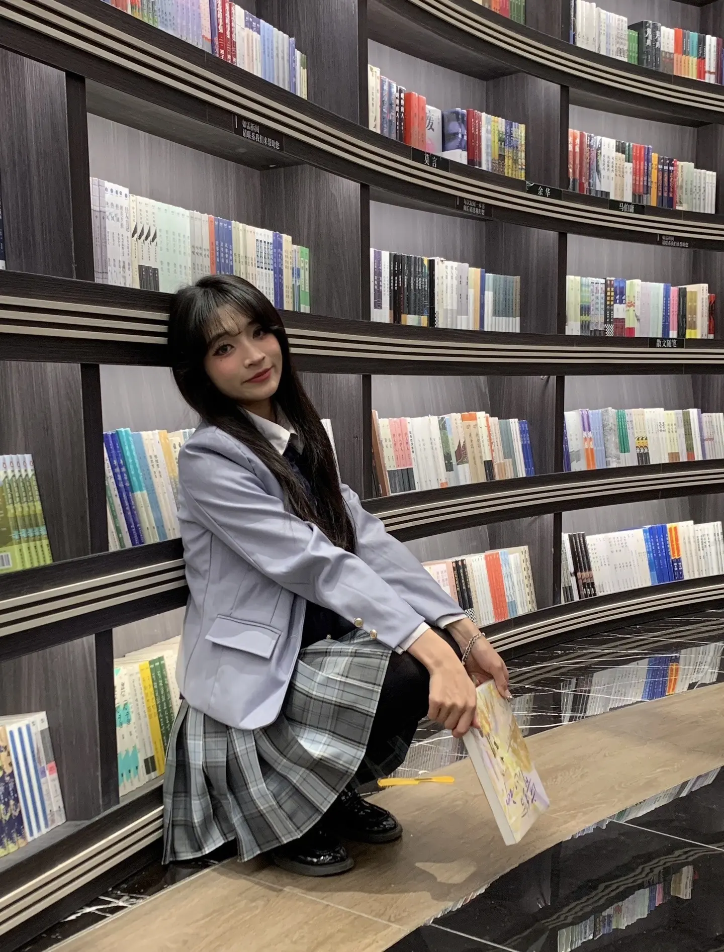 我许愿。我许愿 不再有短暂出现的人 打破我平静的生活