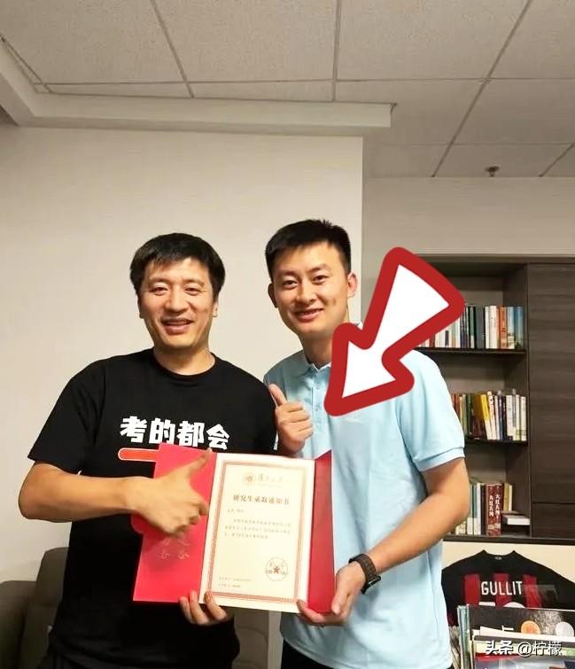 张雪峰公司的危机苗头冒出来了。接班人武亮试着直播，结果差评比好评多， 大家普遍觉