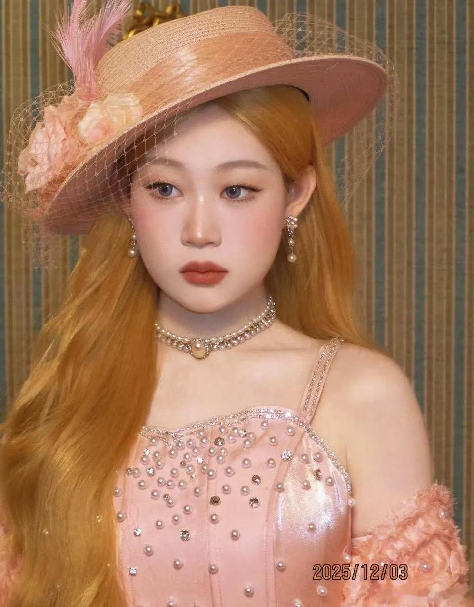 这是王亚飞又给小沈阳女儿化妆！听说一次妆容卖到三万八，这也有专利 