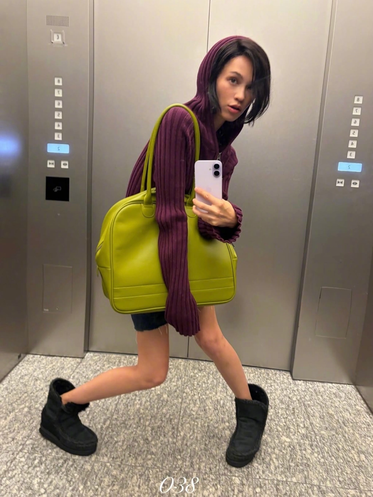 水原希子电梯OOTD  Kiko的时髦感自然得像呼吸一般。把彩色穿在身上的搭配模