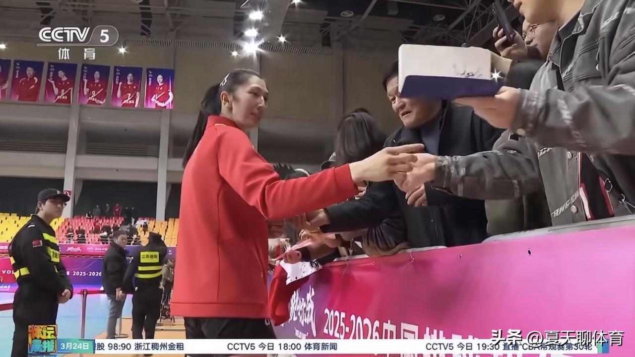 央妈还是比较看好全华班的江苏女排能卫冕成功！今天早上一大早，就给江苏女排队长吴梦