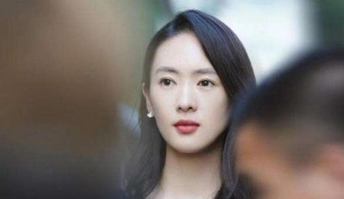 2003年，张国立的儿子张默，在中戏门口殴打女友童瑶，18岁的童谣被打到跪地求饶