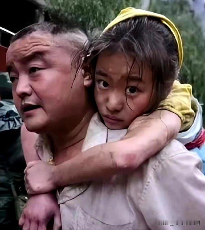 17年后再看这张照片，依然热泪盈眶！谁都不相信他能活着救出女儿，可父爱的力量让他
