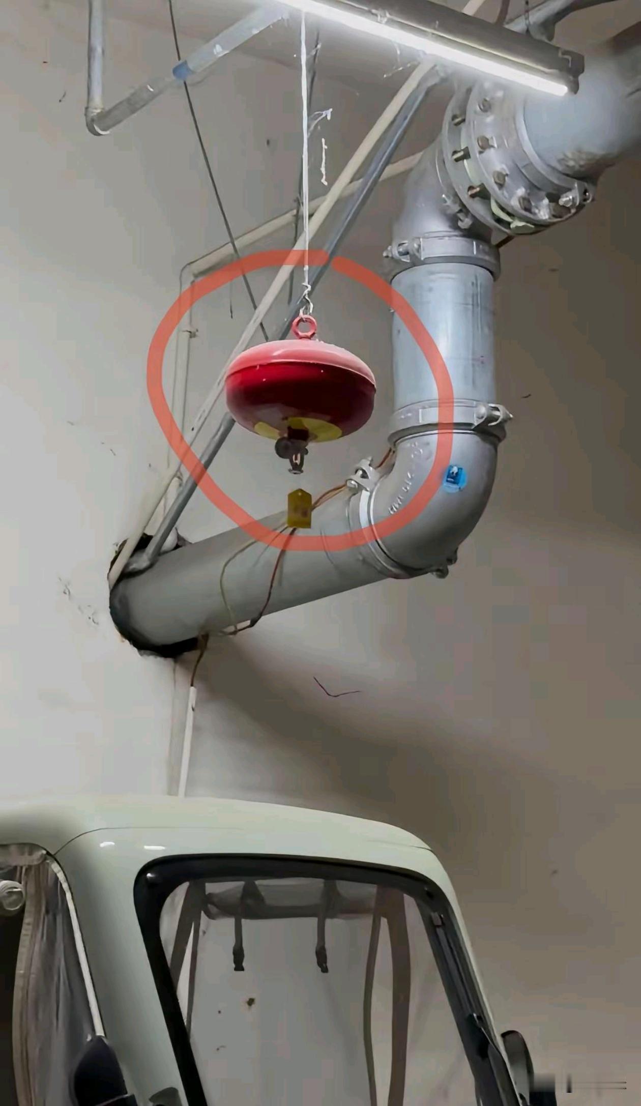 这管道上挂着个什么有啥用？能不能取了