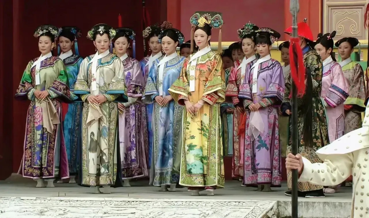 是身高，是发饰，亦是气场的原因。后宫佳丽三千，在华妃面前，全部失了颜色，难怪华妃