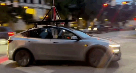 有网友在德州拍到了大量车顶搭载激光雷达的特斯拉 Robotaxi 测试车扫街，按