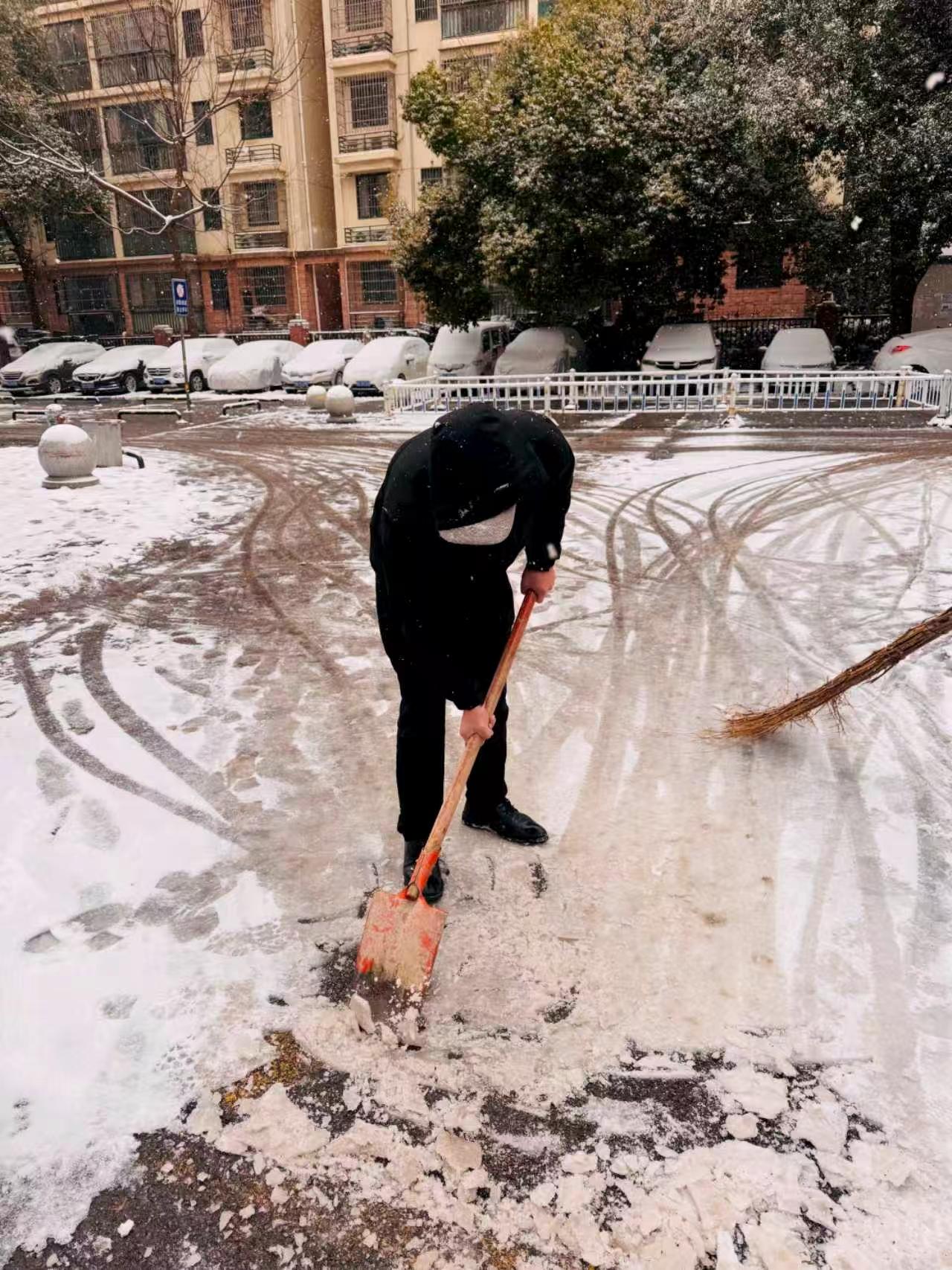 今早一出单元门，就听到咚地一声响，一辆电动车滑倒在地，吓得我不敢骑电动车了，准备
