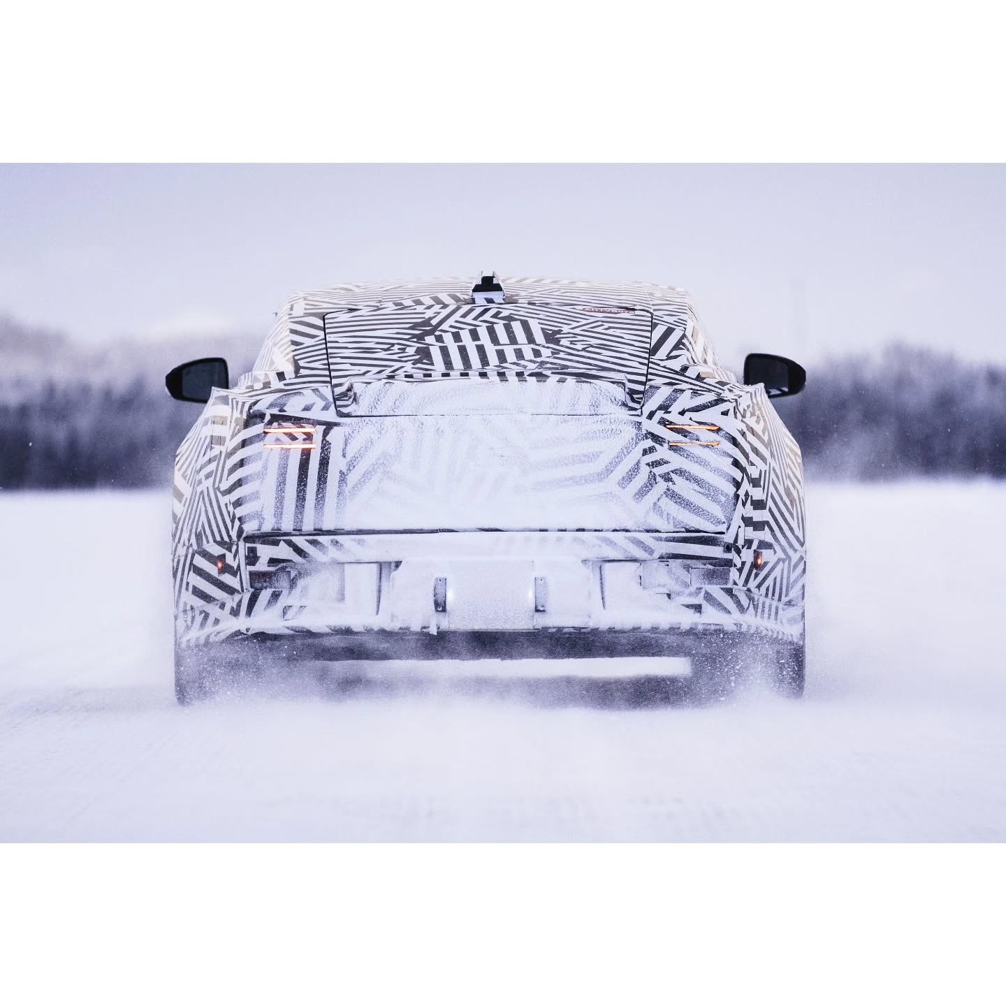 纯电版捷豹GT原型车，冰雪测试。 