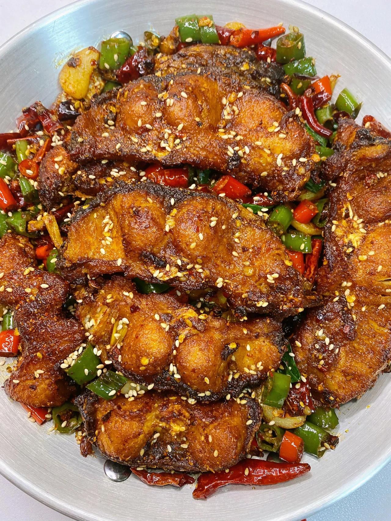 隔壁饭店的招牌菜被我学来了–麻辣干锅鱼！ 
外酥里嫩 麻辣鲜香 巨好吃
🍃食材