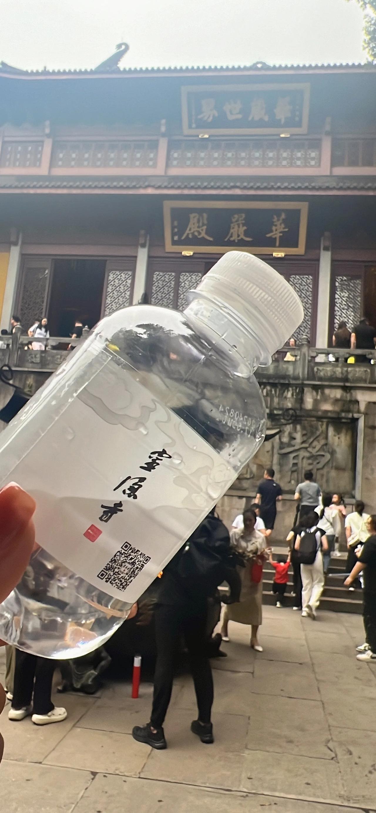 今天来灵隐寺拜了拜，一千七百年的古刹，确实不同凡响。