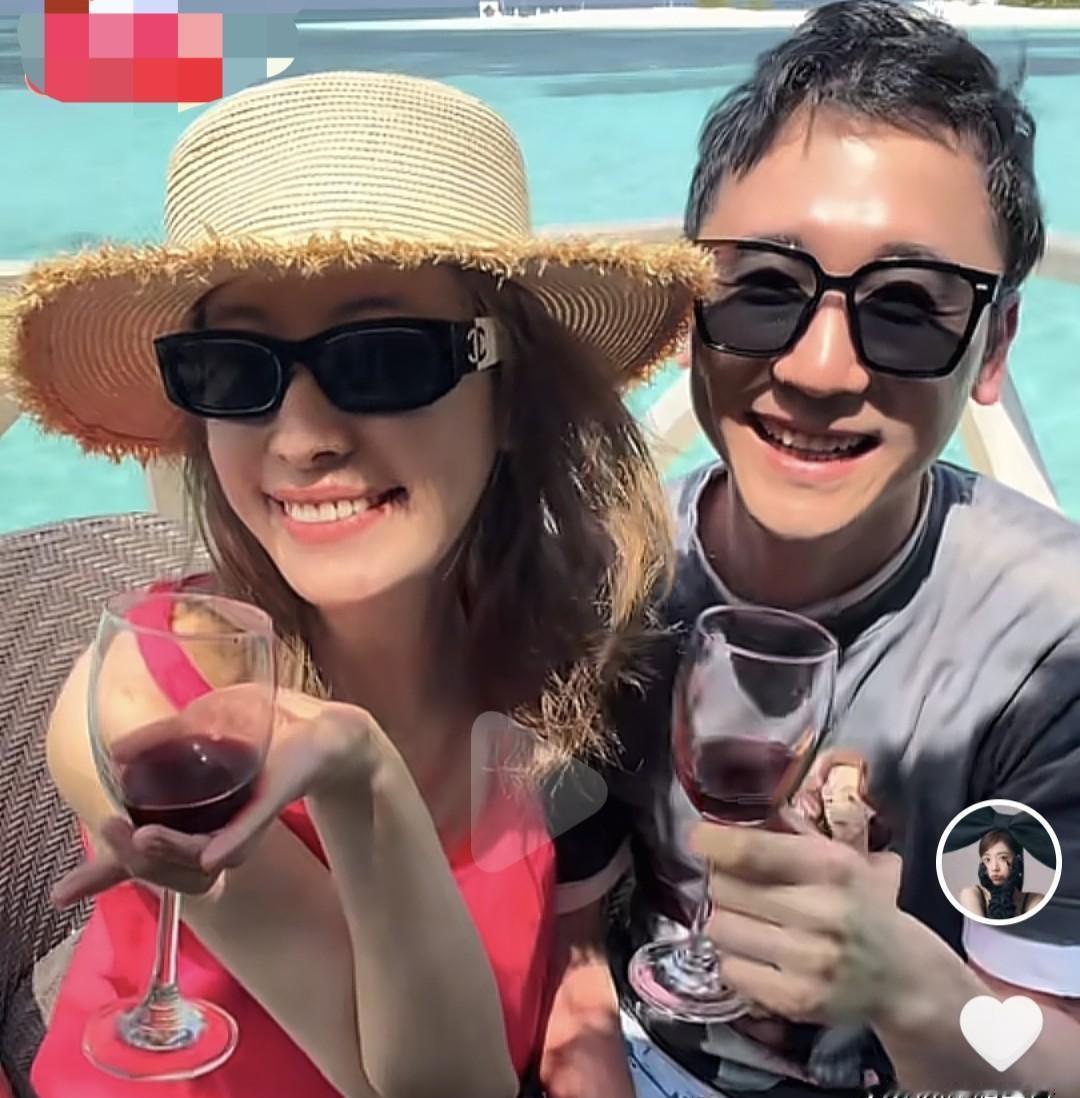 震惊！
结婚这么多年，他们竟然还在马尔代夫这样高调秀恩爱？
！
沪上最个性女主持