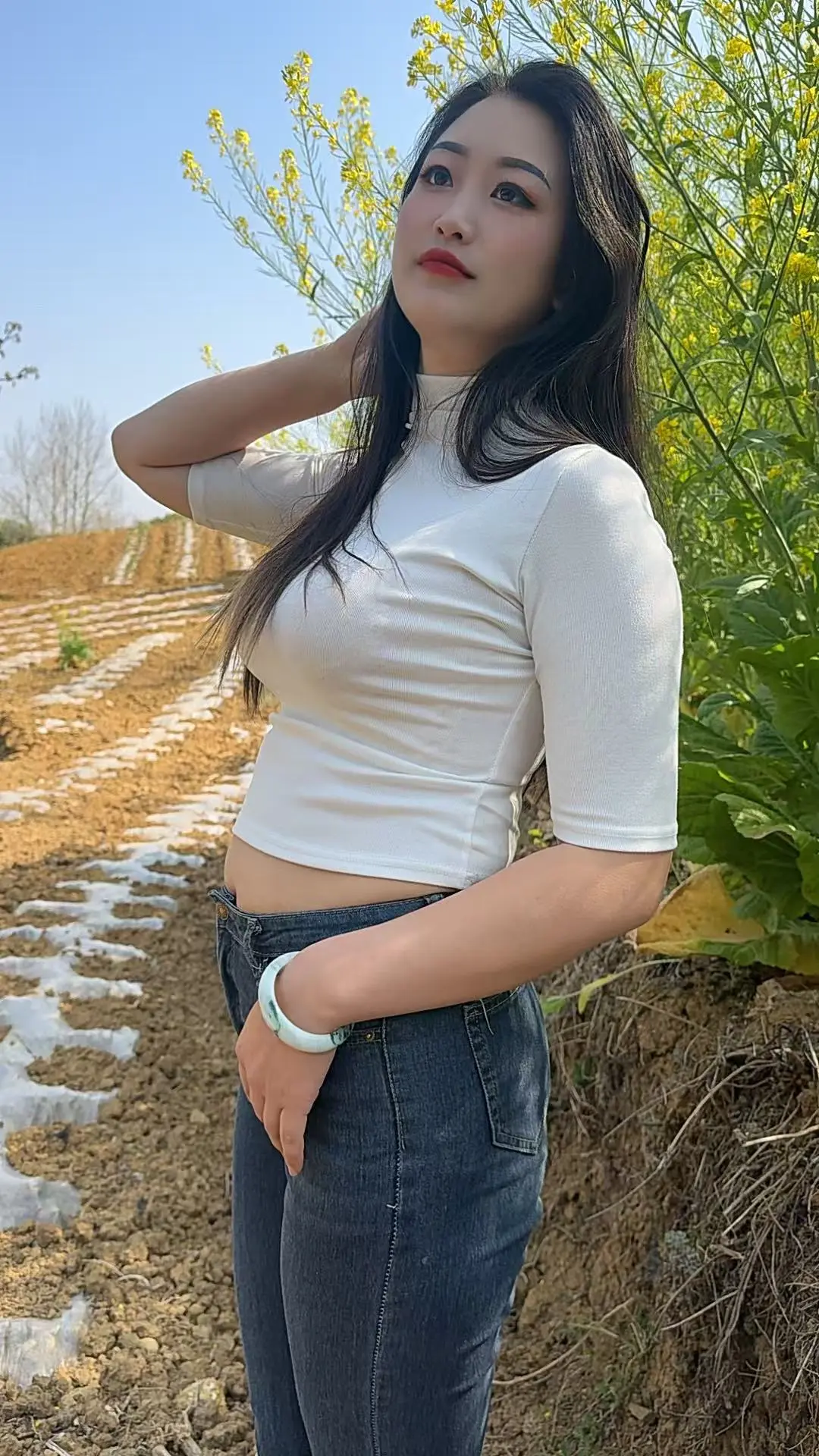 白色上衣牛仔裤 油菜花 微胖女生